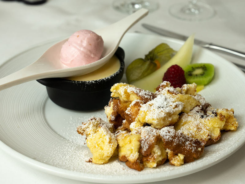 Herrlicher Kaiserschmarrn mit frischem Obst, Eis und einer leckeren Soe.