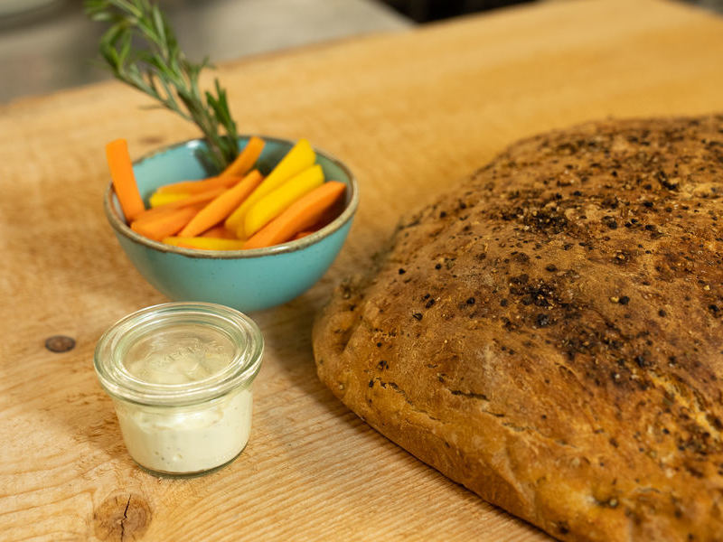 Ein frisches Laib Brot und regionales Gemse.