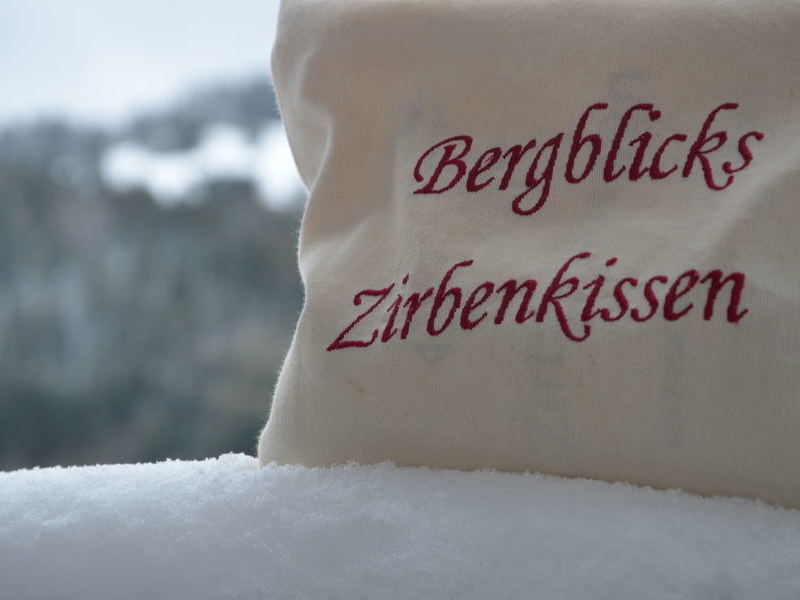 Schwarzwaldduft mit dem Zirbenholzkissen des Landgasthofs Bergblick in Bernau 